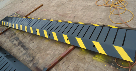 破胎器材質是鋼板的 收費站用破胎器攔車作用大 單位門前的阻車裝置是破胎器