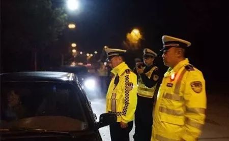 高速交警動(dòng)用破胎器威懾暴力闖卡，路虎車(chē)被瞬間破胎